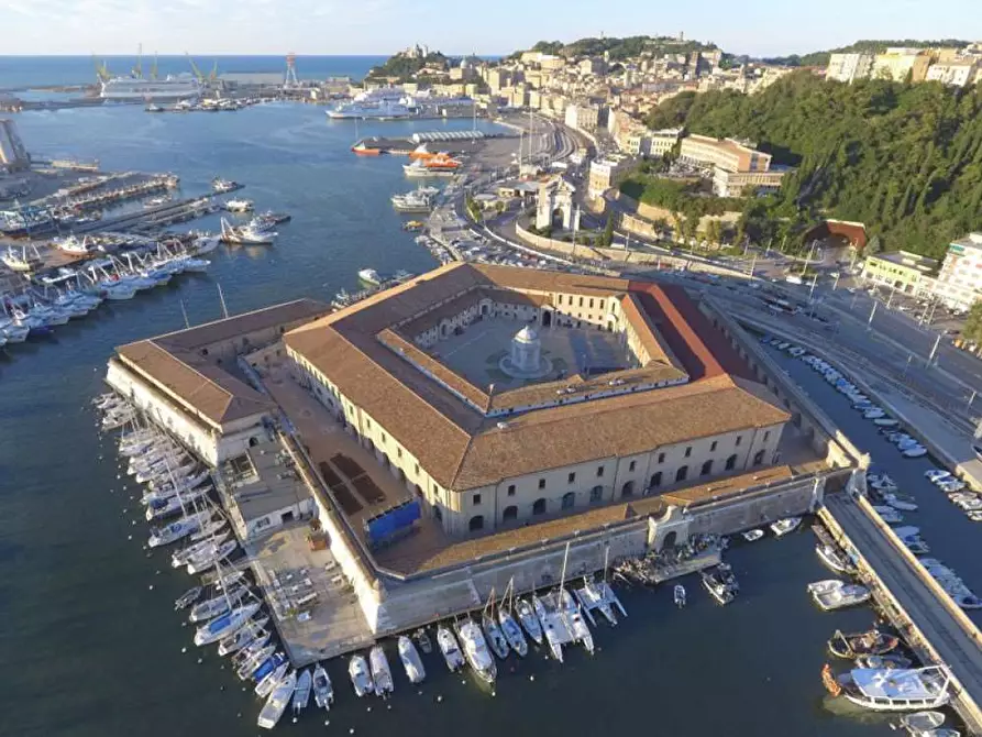 Immagine 2 di Appartamento in vendita  a Ancona