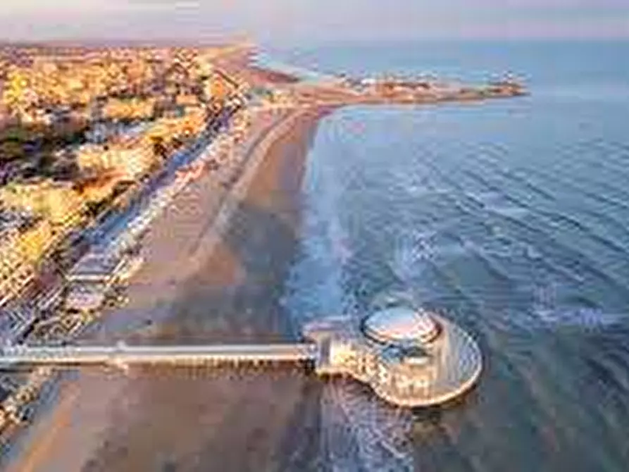 Immagine 1 di Villa in vendita  a Senigallia