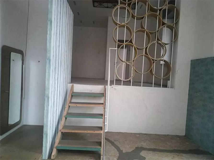 Immagine 1 di Negozio in affitto  a Ancona