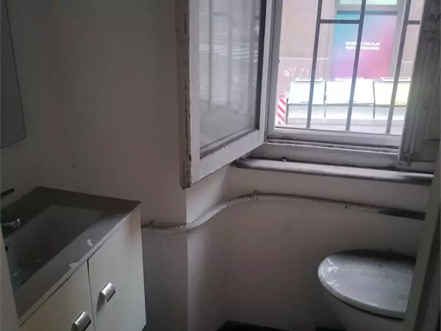 Immagine 3 di Negozio in affitto  a Ancona