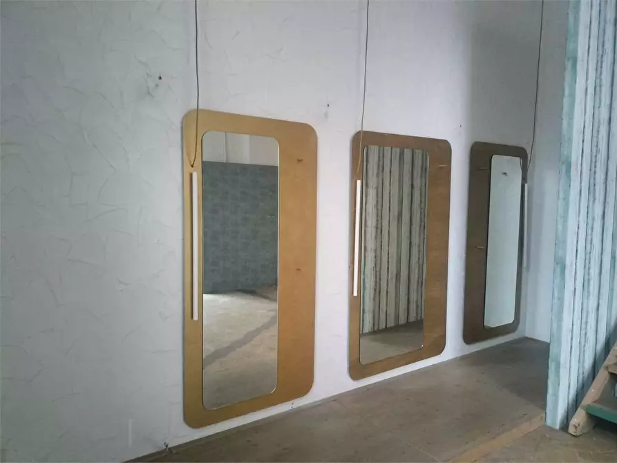 Immagine 7 di Negozio in affitto  a Ancona