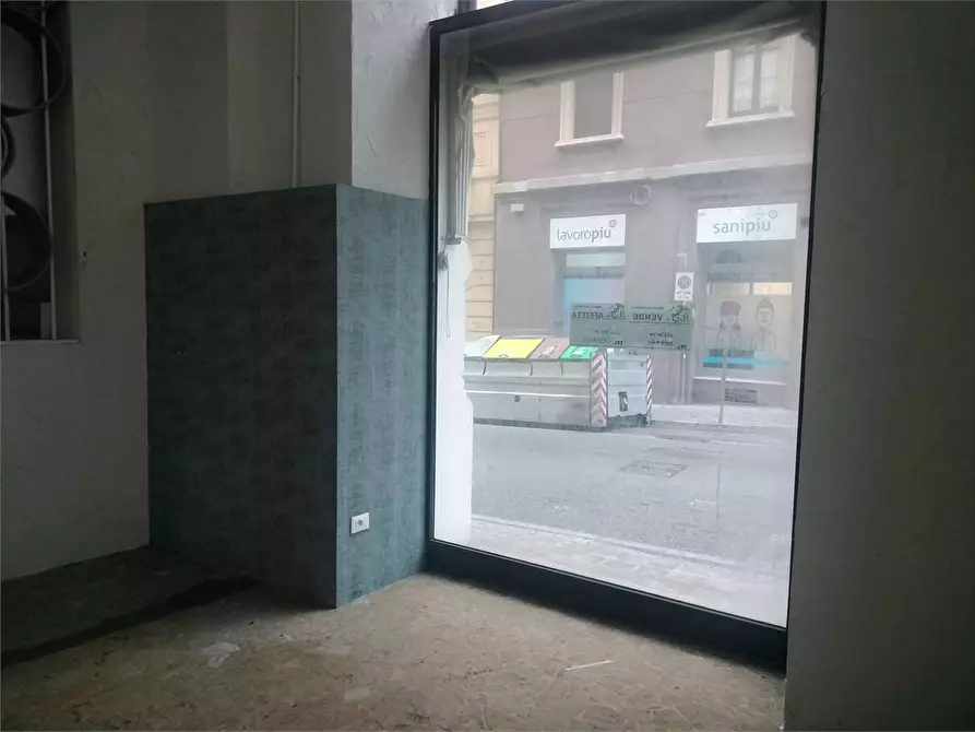 Immagine 8 di Negozio in affitto  a Ancona