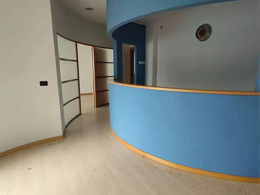 Immagine 3 di Negozio in affitto  a Ancona