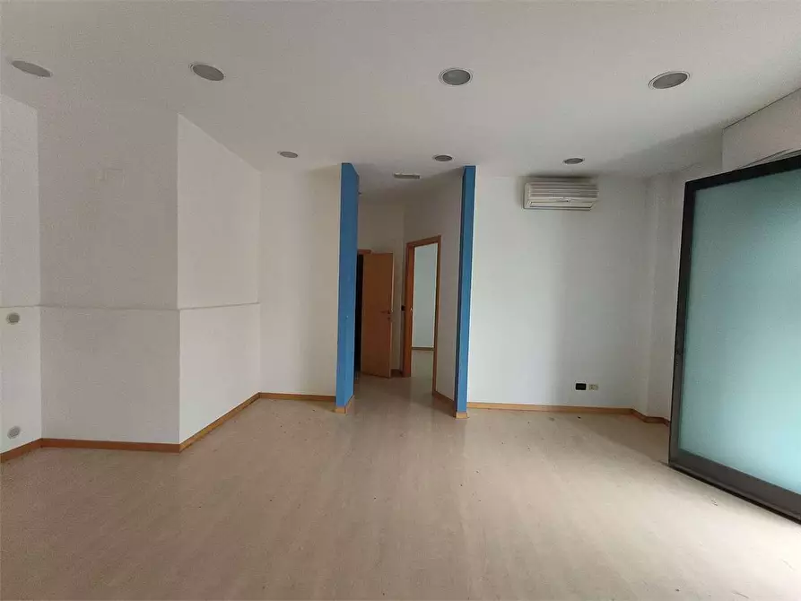 Immagine 4 di Negozio in affitto  a Ancona