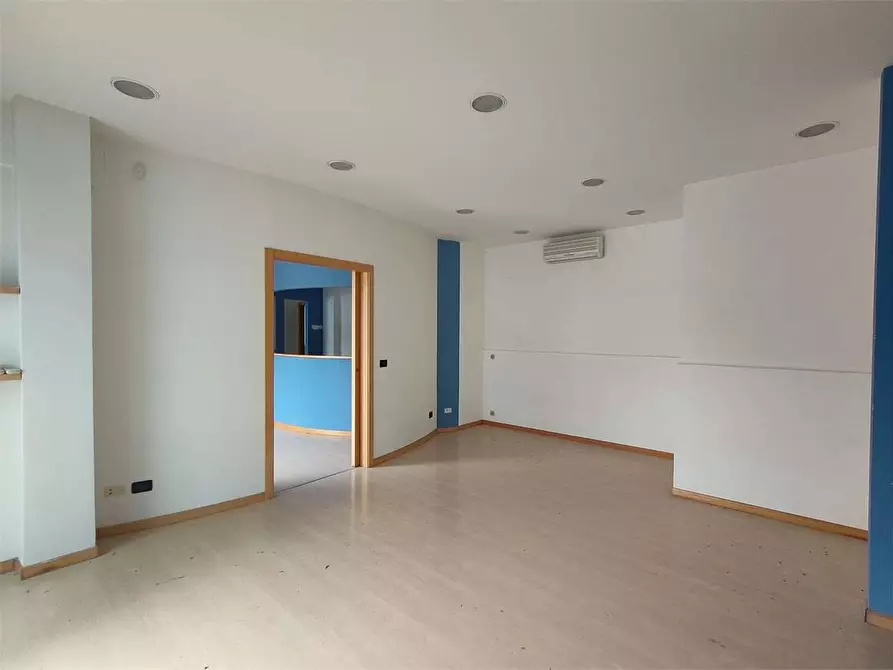 Immagine 6 di Negozio in affitto  a Ancona