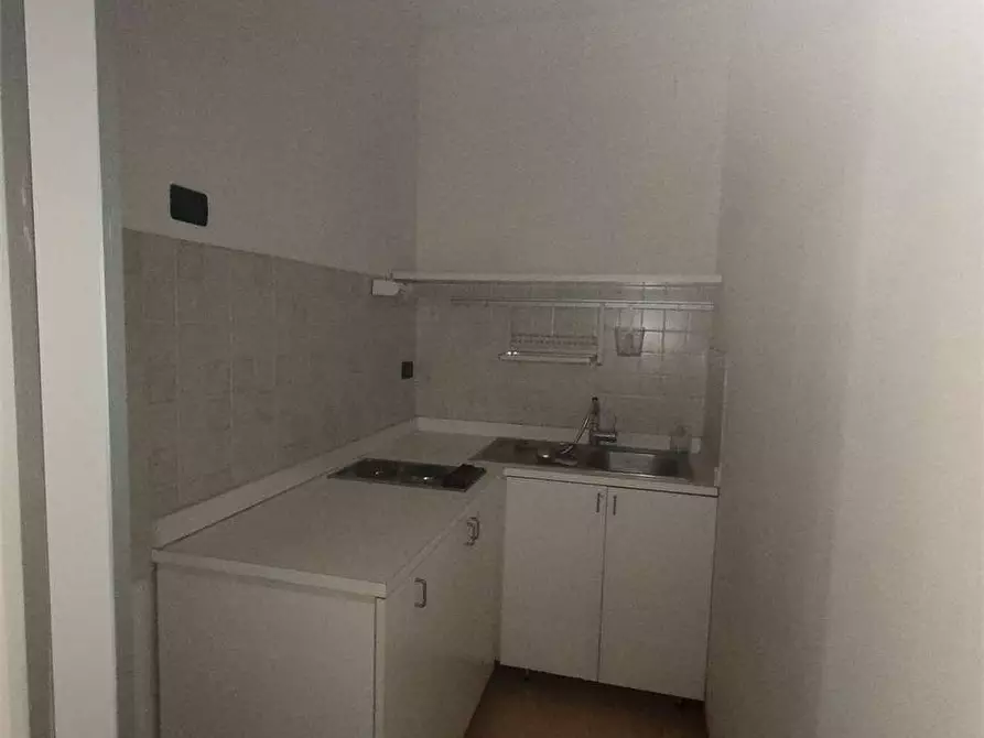 Immagine 12 di Negozio in affitto  a Ancona