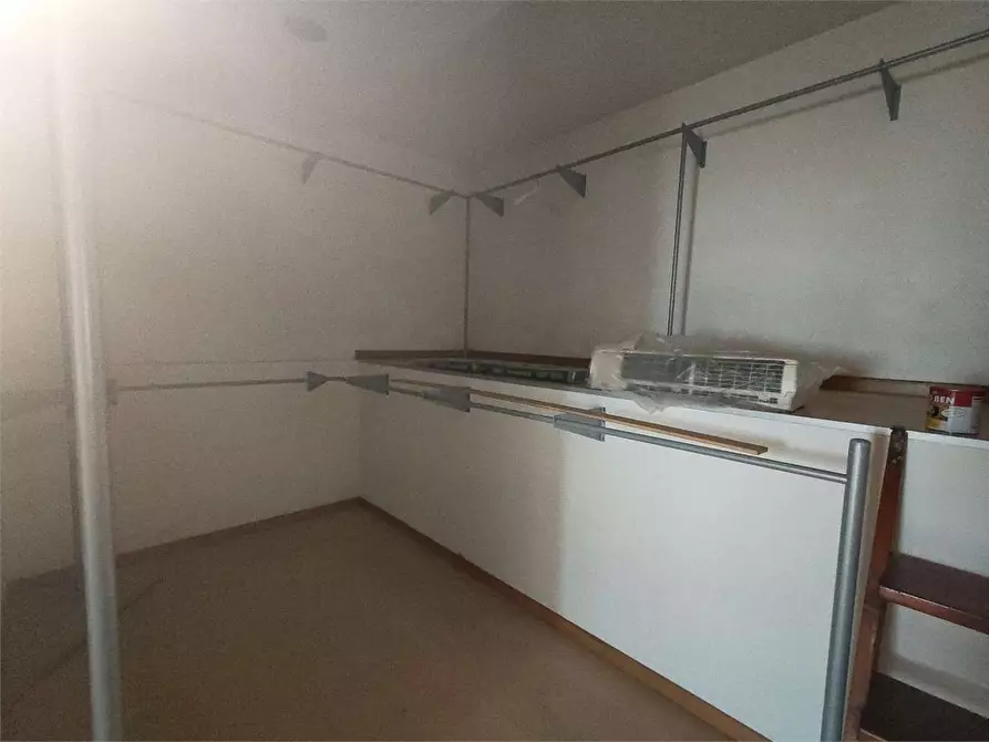 Immagine 11 di Negozio in affitto  a Ancona