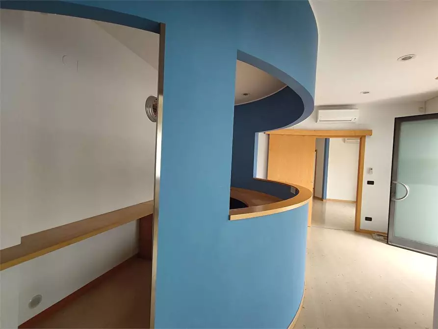 Immagine 7 di Negozio in affitto  a Ancona