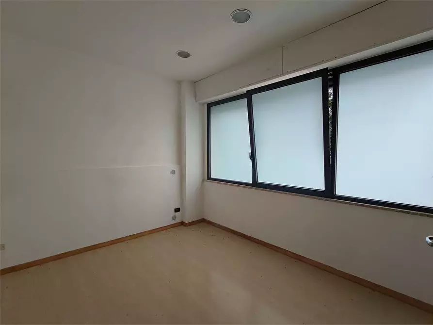 Immagine 10 di Negozio in affitto  a Ancona
