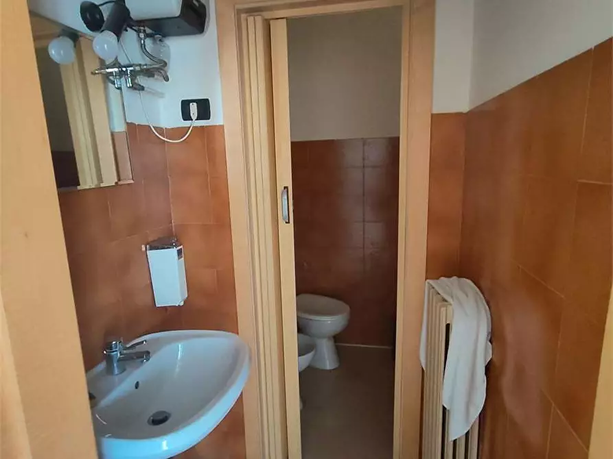 Immagine 13 di Negozio in affitto  a Ancona