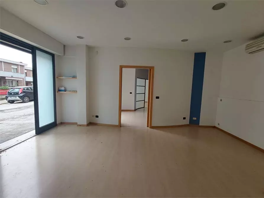Immagine 8 di Negozio in affitto  a Ancona