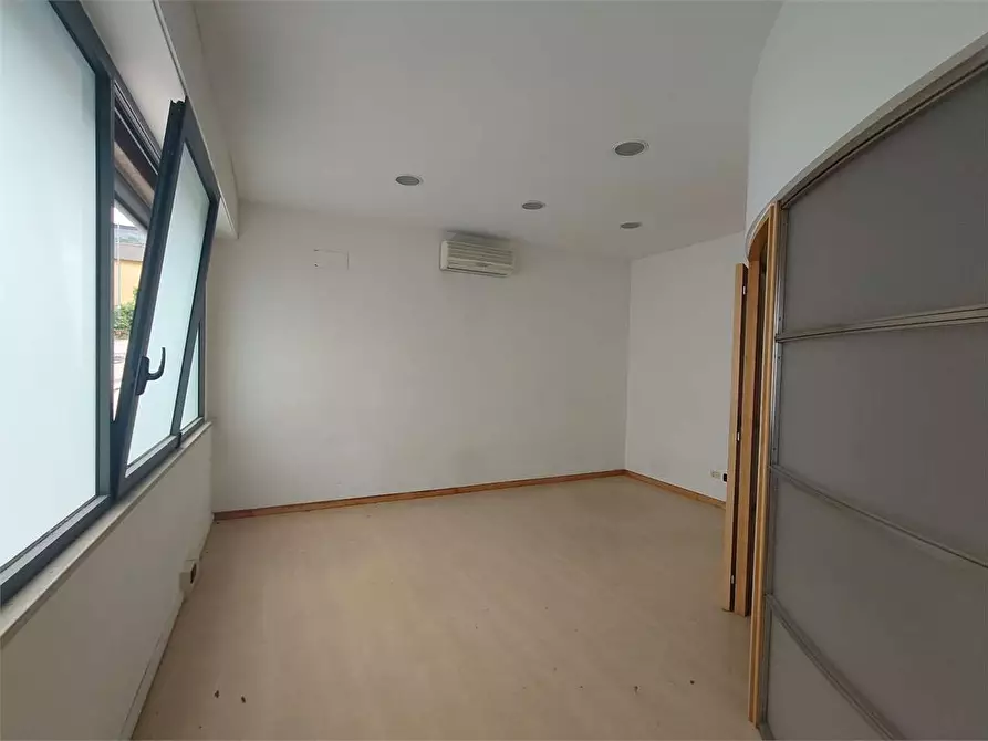 Immagine 9 di Negozio in affitto  a Ancona