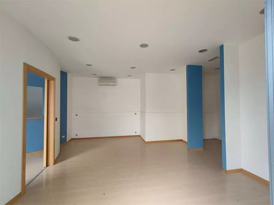 Immagine 1 di Negozio in affitto  a Ancona