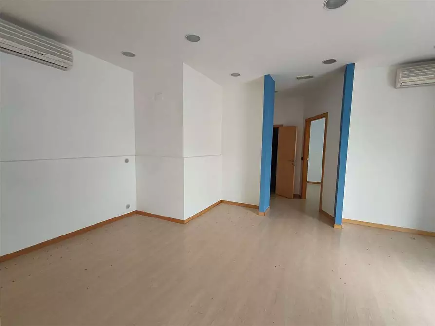 Immagine 5 di Negozio in affitto  a Ancona