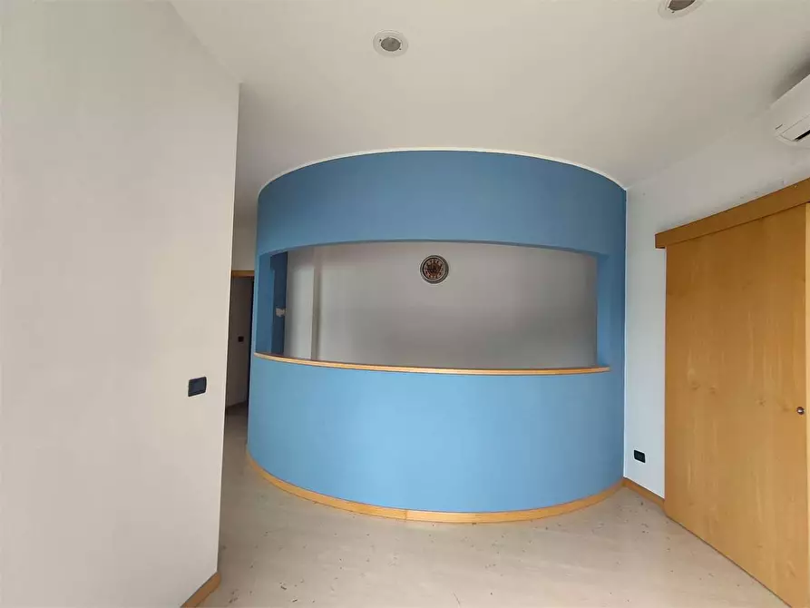 Immagine 2 di Negozio in affitto  a Ancona