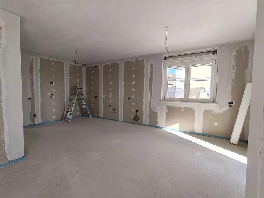 Immagine 10 di Villa in vendita  a Osimo