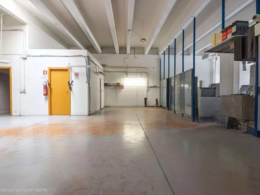 Immagine 9 di Negozio in vendita  a Macerata