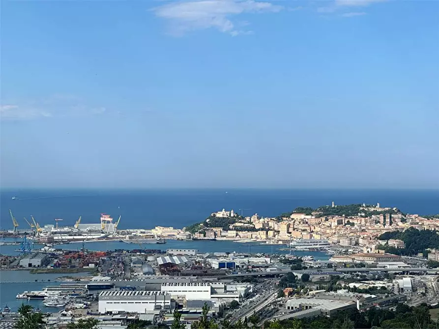 Immagine 1 di Villa in vendita  a Ancona