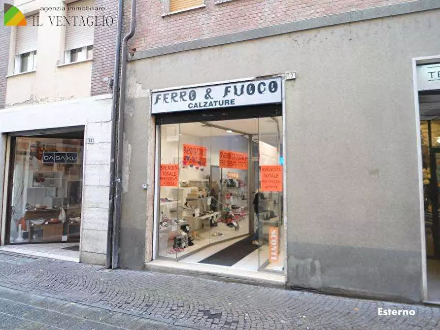 Immagine 2 di Negozio in affitto  a Sassuolo