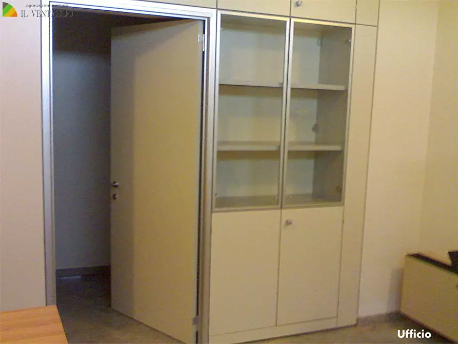 Immagine 6 di Negozio in vendita  a Sassuolo