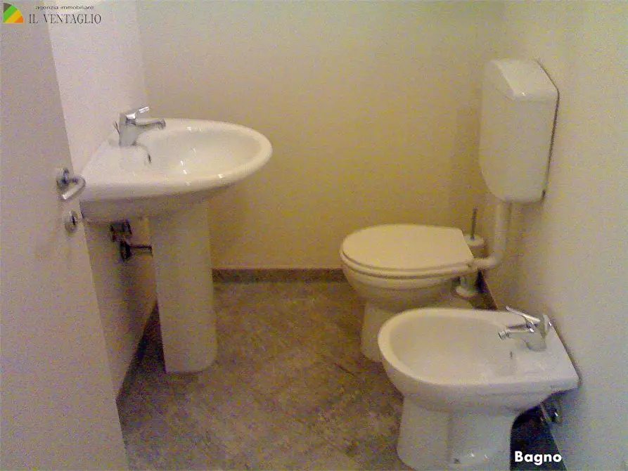 Immagine 8 di Negozio in vendita  a Sassuolo