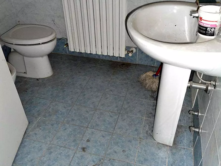 Immagine 6 di Negozio in vendita  a Sassuolo