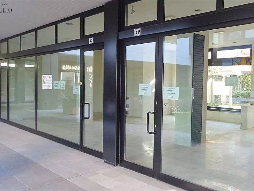 Immagine 2 di Negozio in affitto  a Sassuolo