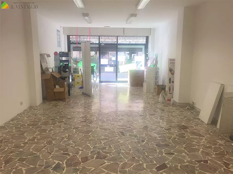 Immagine 1 di Negozio in affitto  a Sassuolo