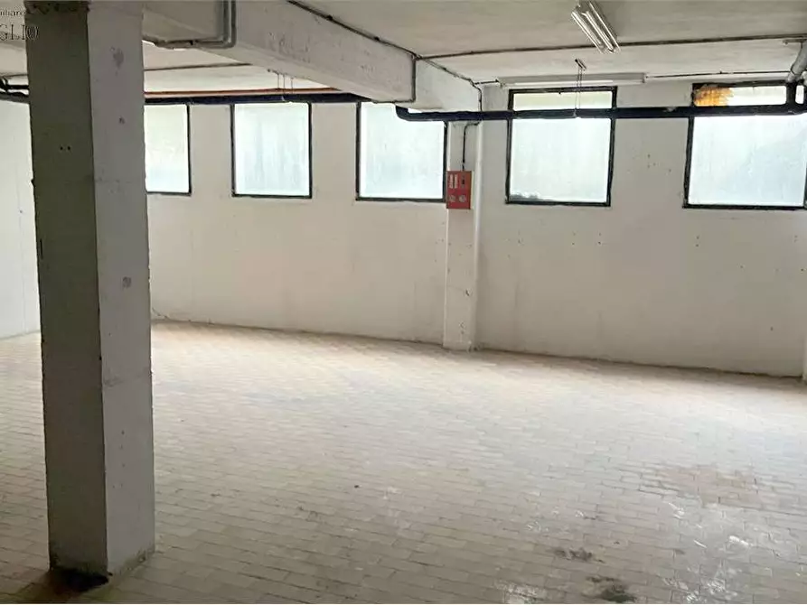 Immagine 9 di Negozio in vendita  a Sassuolo