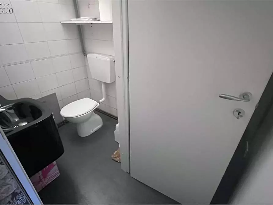 Immagine 7 di Negozio in affitto  a Sassuolo