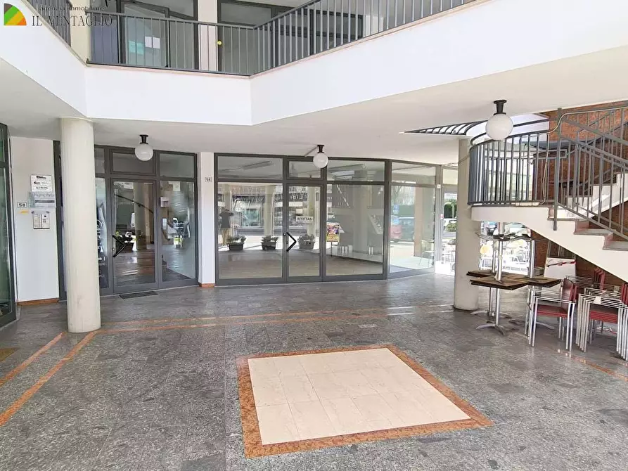 Immagine 1 di Negozio in affitto  a Maranello