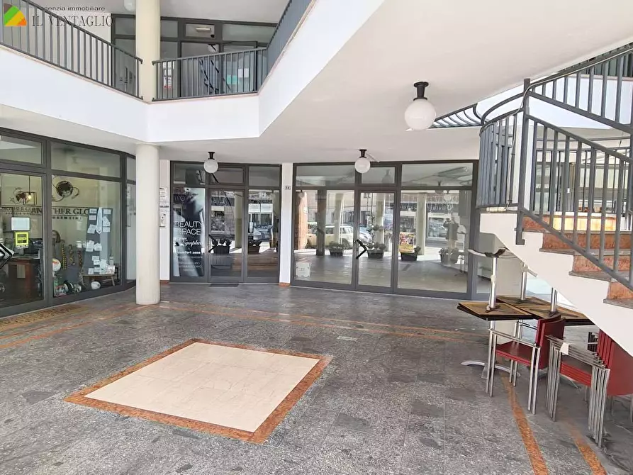 Immagine 2 di Negozio in affitto  a Maranello