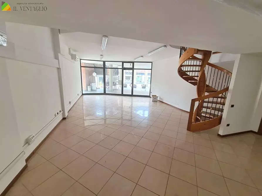 Immagine 4 di Negozio in affitto  a Maranello