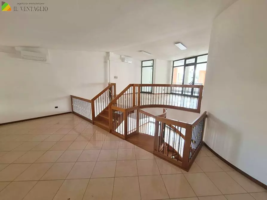 Immagine 6 di Negozio in affitto  a Maranello