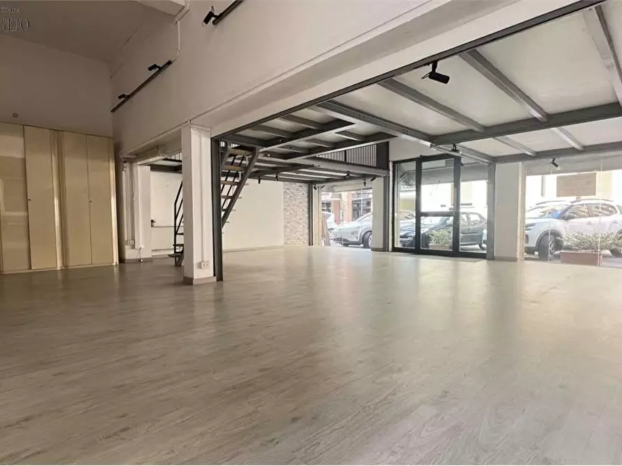 Immagine 1 di Negozio in affitto  a Sassuolo