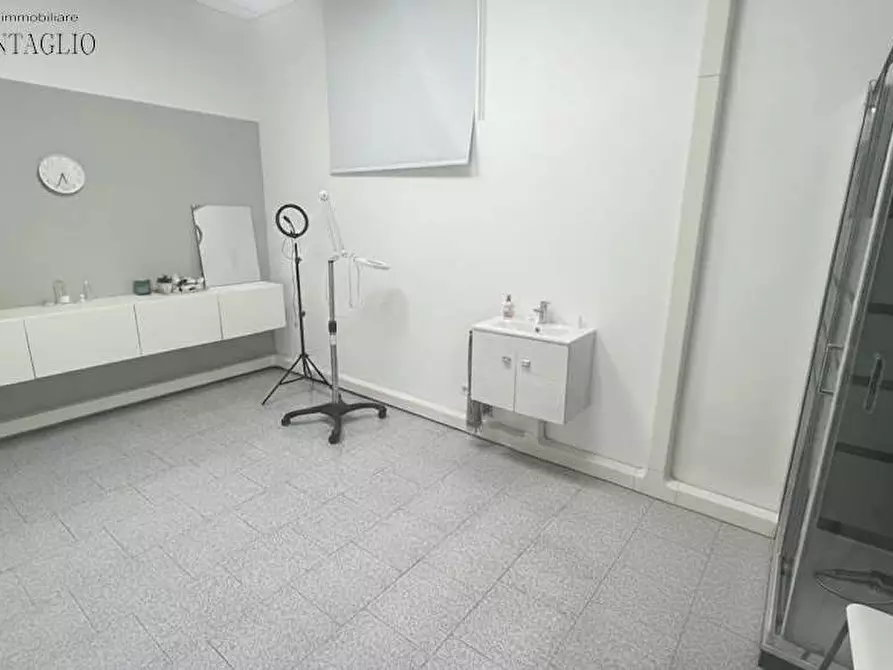 Immagine 5 di Negozio in affitto  a Fiorano Modenese