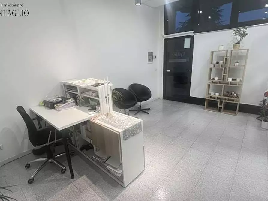 Immagine 2 di Negozio in affitto  a Fiorano Modenese