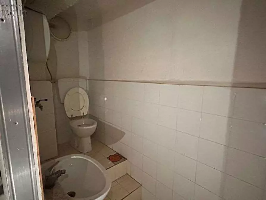 Immagine 7 di Negozio in affitto  a Sassuolo