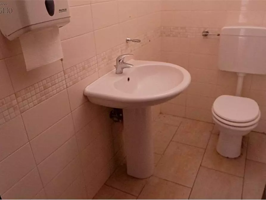 Immagine 12 di Negozio in vendita  a Sassuolo