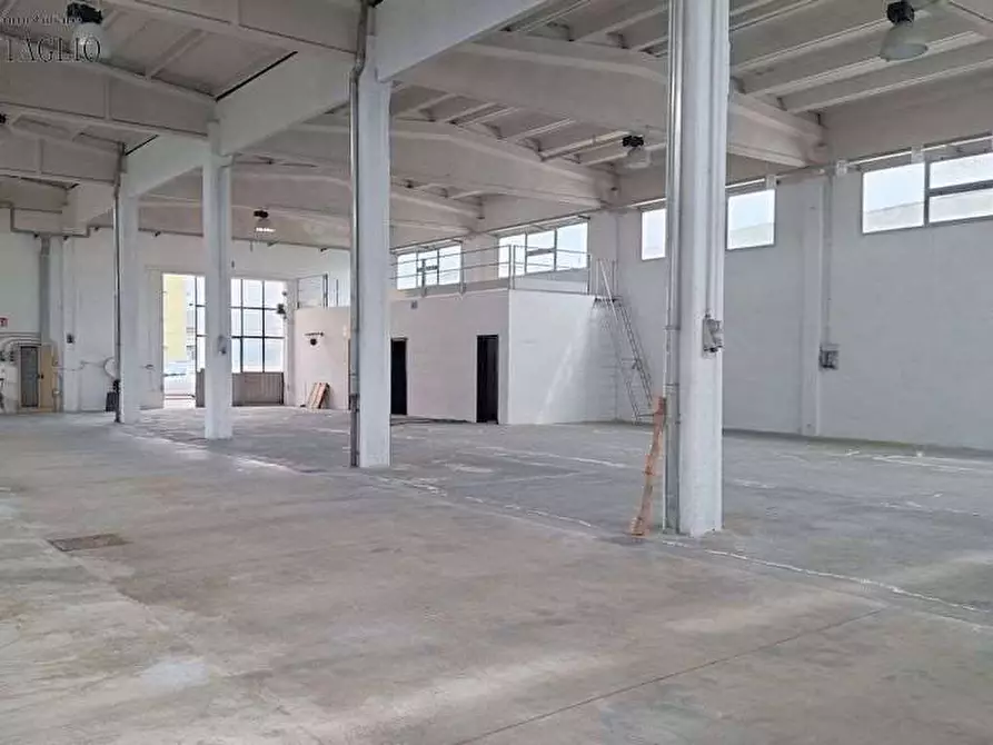 Immagine 4 di Capannone industriale in affitto  a Modena