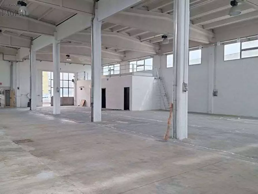 Immagine 10 di Capannone industriale in affitto  a Modena