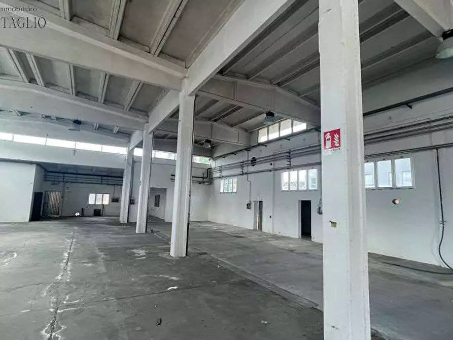 Immagine 13 di Capannone industriale in affitto  a Modena