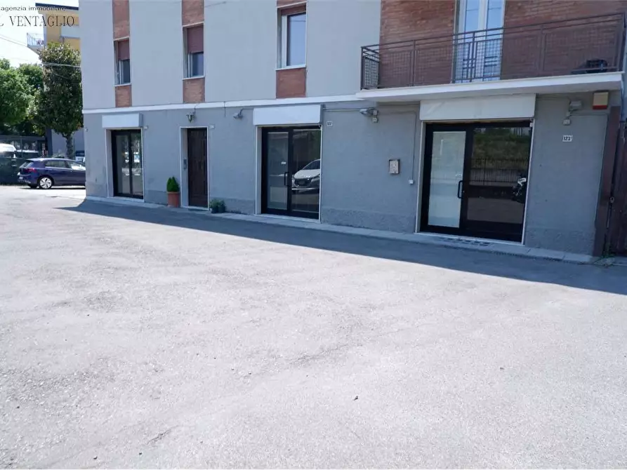 Immagine 11 di Negozio in affitto  a Sassuolo