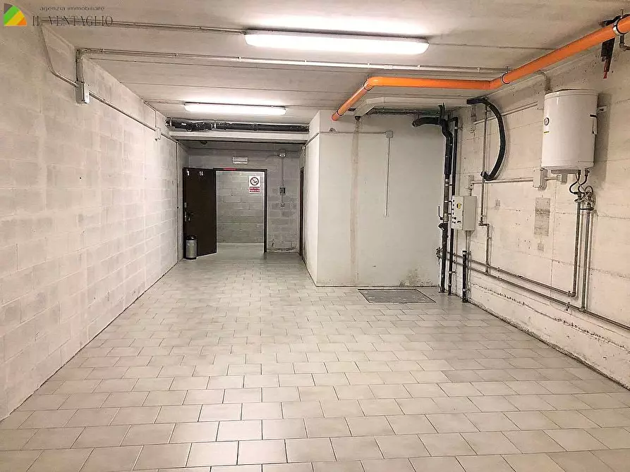 Immagine 2 di Magazzino in vendita  a Sassuolo