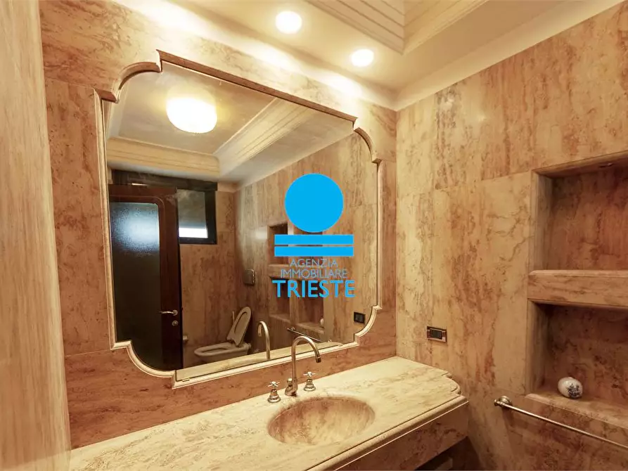 Immagine 20 di Villa in vendita  a Pesaro