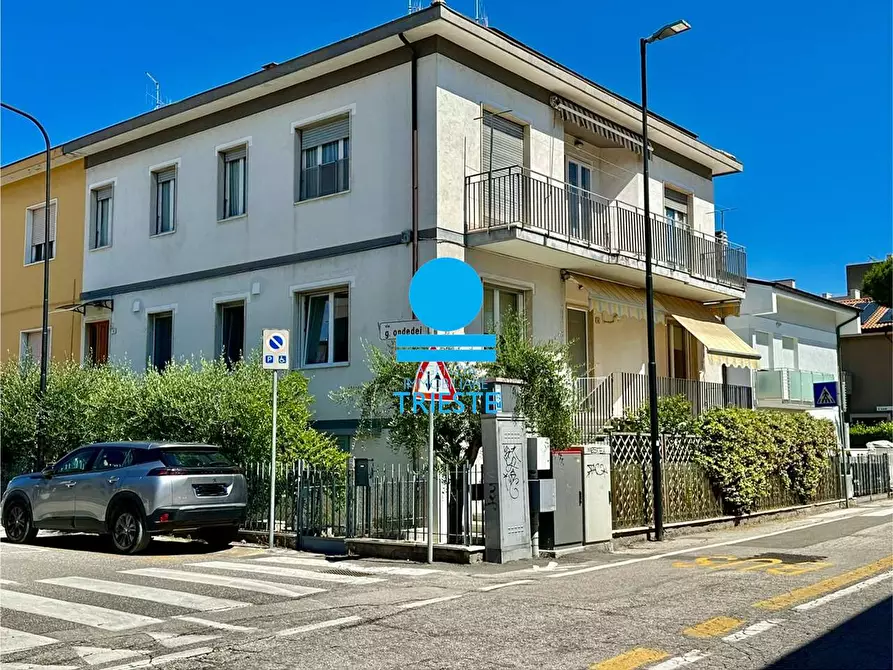 Immagine 1 di Porzione di villa in vendita  a Pesaro