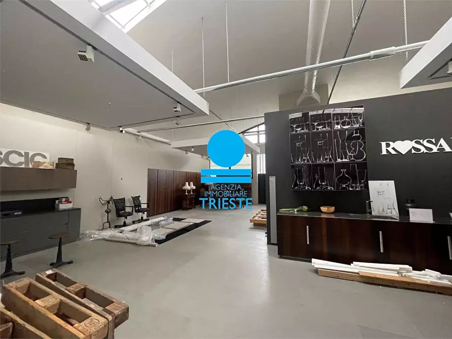 Immagine 5 di Negozio in affitto  a Pesaro