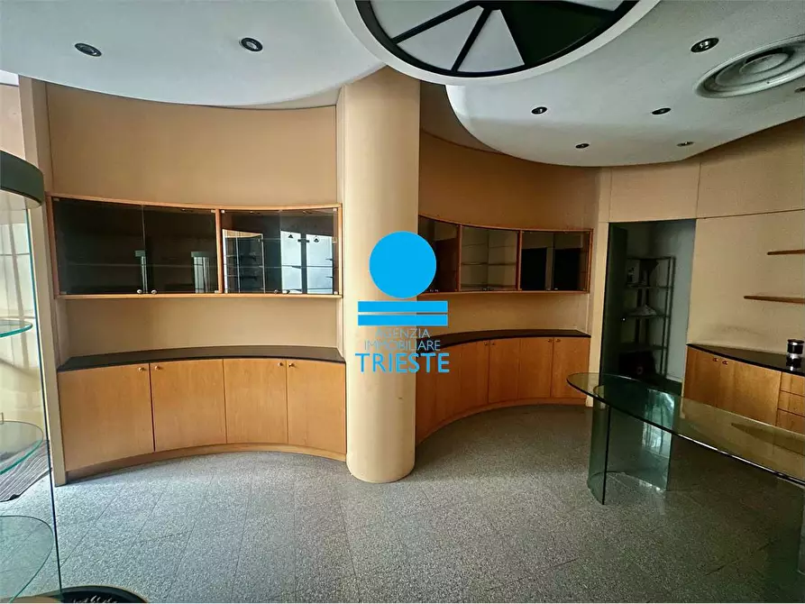 Immagine 3 di Negozio in vendita  a Pesaro