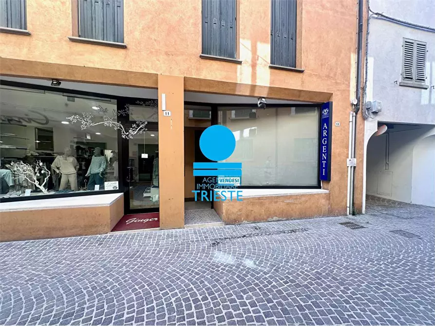 Immagine 1 di Negozio in vendita  a Pesaro