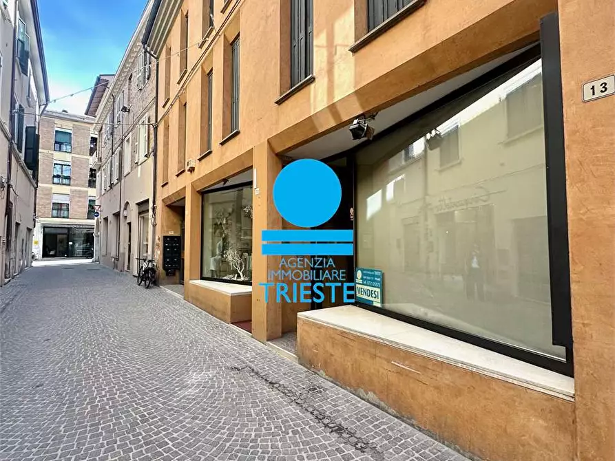 Immagine 2 di Negozio in vendita  a Pesaro